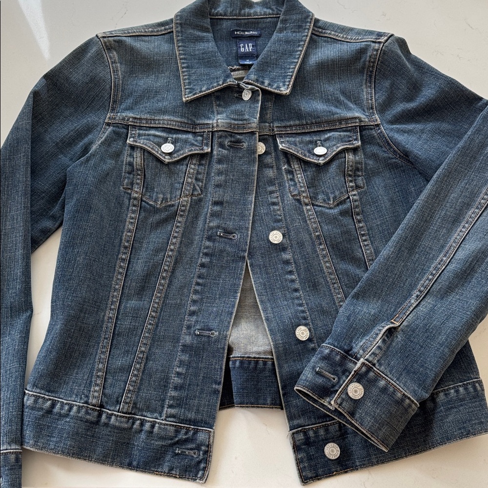 GAP Classic Women's Blue Denim Jacket. Size: M